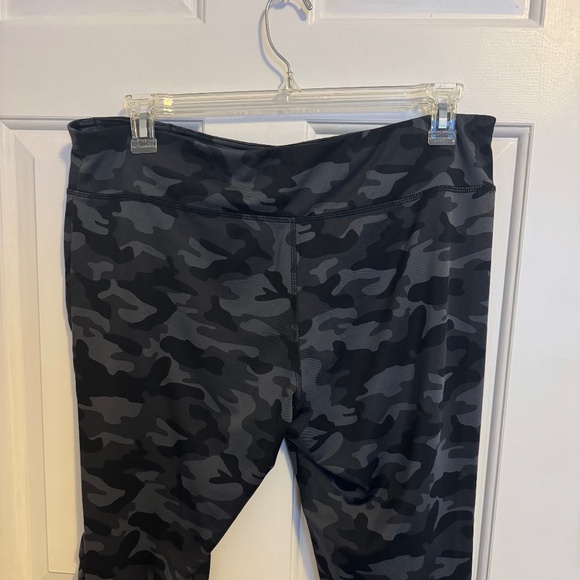 Danskin Now Performance Fitted Capri Sport Tight Legging Size XL Camo Black - Picture 5 of 7